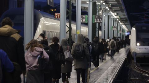 Primera jornada de huelga de maquinistas.En la imagen, viajeros en la estaci�n provisional de A Coru�a 