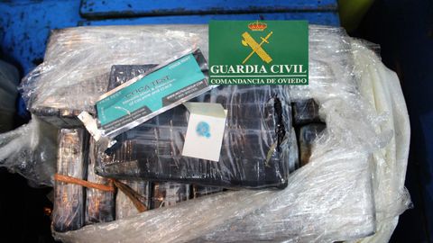 La Guardia Civil investiga la procedencia de dos fardos con 40 kilos de coca�na hallados en la costa de Navia