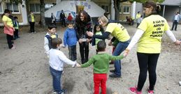 Padres y alumnos se concentraron ayer en el patio del colegio Torre-Illa 