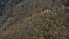 El convento de Santa Cristina, entre csata�os en la orilla sur del ca��n del Sil
