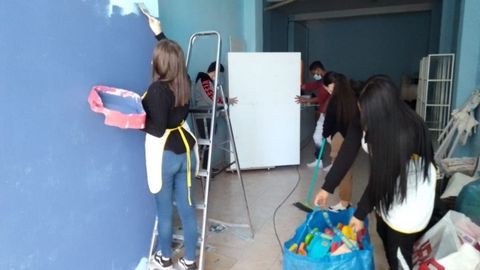 J�venes y voluntarios participan en el acondicionamiento de la tienda