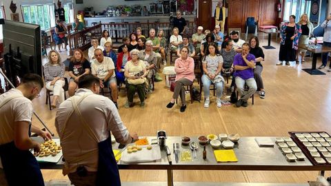 Showcooking con erizo de mar a cargo del restaurante Adrián Pérez del Sinxelo, en Ares