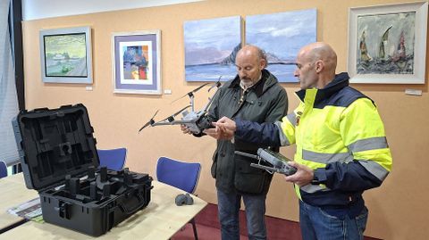 El presidente de la patronal del Tambre, Fernández Alborés, conoce las características del dron con el piloto Óscar Vilar