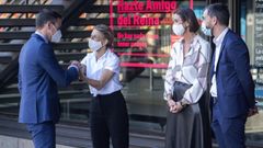 Pedro S�nchez saludando, este mi�rcoles, a la vicepresidenta Yolanda D�az, en presencia de la ministra Reyes Maroto y del periodista Ignacio Escolar (a la derecha)