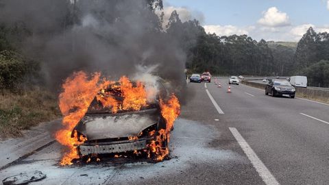 Las llamas afectaron a la parte delantera del vehículo.