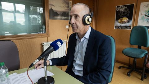 El alcalde, en el espacio <span lang= gl >Cita co Concello</span> de Radio Voz Bergantios