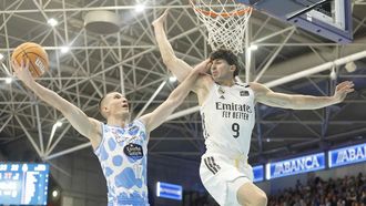 Aranitovic trata de anotar ante la defensa del madridista Procida.