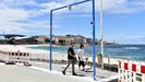Las playas y ciudades gallegas preparan la llegada de visitantes. En la imagen, el arco que limitar el aforo en la playa de Riazor, en A Corua