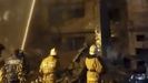 Captura de vídeo suministrada por el gobierno regional de Krasnodar que muestra a los bomberos ante el edificio incendiado