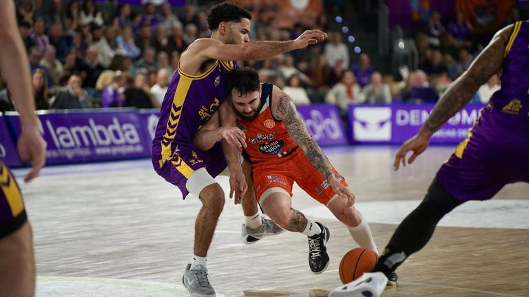 D&iacute;dac Cuevas, con el bal&oacute;n, ante un rival en el Palencia-Leyma Coru&ntilde;a de la temporada regular.