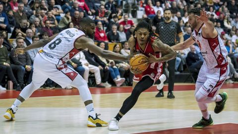 Mencía, en la izquierda, defendiendo a Nike Sibande.