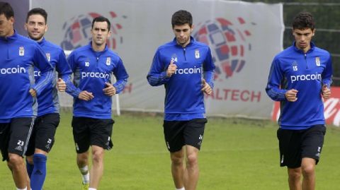 Los jugadores del Real Oviedo calientan antes de un entrenamiento