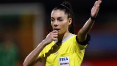 Eugenia Gil Soriano, durante un partido internacional como árbitra FIFA.