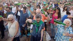 Participantes en la XXVIII edici�n de la Fiesta de la Sidra Natural de Gij�n, en la que han logrado batir de nuevo el r�cord mundial de escanciado simult�neo con la participaci�n de 9.721 personas