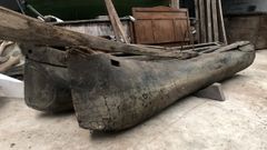 La barca consiste principalmente en dos grandes flotadores hechos de troncos ahuecados de casta�o