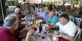 Casi doscientas personas participaron ayer en la carballeira de Caldas en la segunda Romar�a do Emigrante Retornado. 