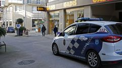 Veh�culo de la Polic�a Local de patrulla por Ribeira