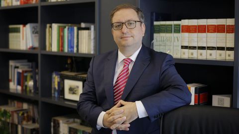 El abogado de la Asociación Profesional Independiente de Fiscales (APIF) y fiscal en excedencia, Juan Antonio Frago, en su despacho en A Coruña.