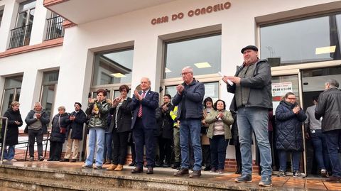 Los participantes aplauden tras guardar el minuto de silencio