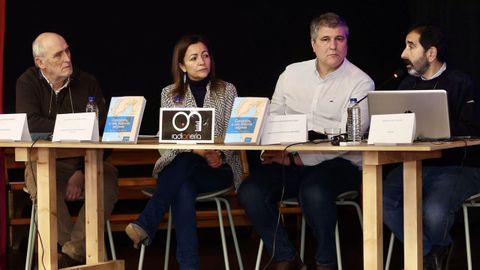 Santiago Llovo, junto al alcalde de Corcubi�n, la conselleira do Mar y su editor