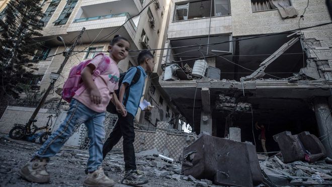 Dos ni�os pasan entre los escombros de Gaza