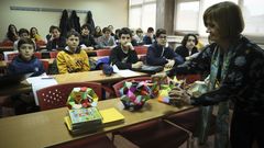 Los alumnos de primero -las ni�as, en �ltima fila- escuchan las explicaciones iniciales de la clase de papiroflexia