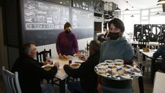 En el bar A Curva, de Viveiro, ofrecen tambi�n el men� del d�a y comida por encargo