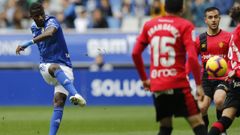 Ibra golpea un bal�n en el Oviedo-Mallorca