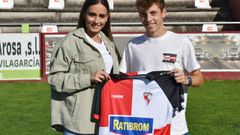 I�aki Mart�nez y su pareja y tiktoker Carla Gabi�n durante la presentaci�n del nuevo futbolista del Arousa
