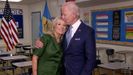 Joe Biden besa a su mujer, Jill, en una imagen difundida durante la Convencin del Partido Demcrata