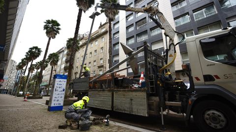 Temporal Ingrid. Operarios del Concello reparan farolas derribadas en la calle Guti�rrez Mellado, en el centro de Pontevedra 