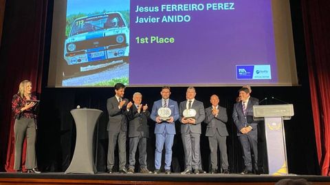 Xabier Anido y Xes�s Ferreiro, en el centro con los trofeos recibidos en Par�