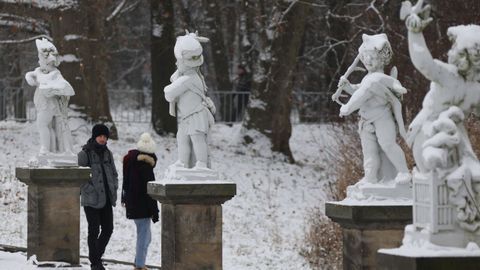 Dos personas caminan por el parque de Charlottenburg de Berl�n completamente cubierto de nieve