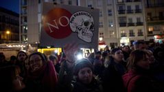Concentraci�n contra el permiso de los padres organizada el pasado jueves 23 en la madrile�a plaza Pedro Zerolo bajo el lema �Contra el pin parental�