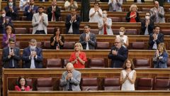 Los diputados del PSOE aplauden a su portavoz en el Congreso, Adriana Lastra, tras su intervenci�n