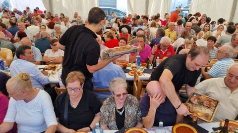 Un total de 1.400 personas participaron en la comida popular.