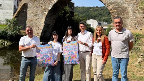 Ximenta Torrn e Luca Castro, organizadoras do evento, estiveron acompaadas de Javier Arias, delegado territorial da Xunta de Galicia na presentacin do festival SoaSuarna o pasado 6 de agosto