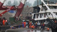 Los equipos de rescate perforan el casco del barco hundido en busca de los desaparecidos.