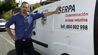 Jos� Mar�a V�zquez, experto en eliminar nidos de velutinas