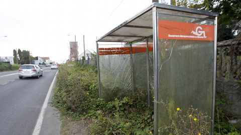 En la carretera de Catabois est� esta marquesina correspondiente a un modelo minimalista que la Xunta promocion� en las paradas interurbanas