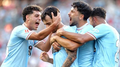 Hugo �lvarez y Yoel Lago celebran con Miguel Rom�n el gol de este en el Celta-Racing de Santander.