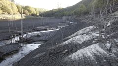 Embalse de Eiras, en el ro Oitavn, con escaso caudal por una de las ltimas sequas.