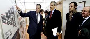 Conde confirm� la ayuda a la Universidad durante su visita al Cl�ster de la Automoci�n.