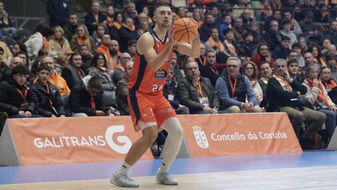 Joe Cremo lanzando a canasta durante un encuentro con el Leyma Coru�a