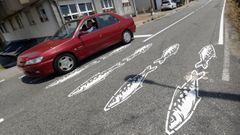 Los peces decoran un nuevo paso de peatones pintado en la carretera de Tanxil.