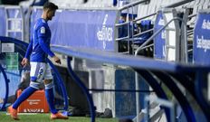 Simone Grippo abandona el terreno de juego tras su expulsi�n ante la UD Logro��s