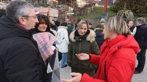 La plantilla permaneci� en el exterior de la planta durante la ma�ana (en imagen, con concejales del PSOE de Viveiro que acudieron a apoyarlos)
