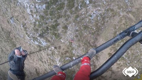  Rescate de  una mujer que result herida en una pierna cuando realizaba una ruta de montaa, la del pico Priniello, en el concejo de Amieva