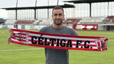 <span lang= gl >Jordan, posando coa bufanda do club da Illa de Arousa</span>