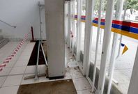 La entrada trasera ha sido precintada por las obras de urgencia que se acometen en el exterior.